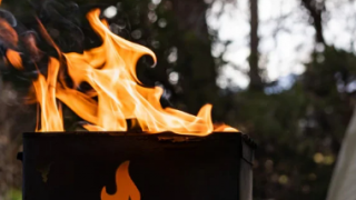 用于户外烹饪的MagicFireBox紧凑型篝火烤架