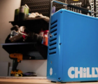CHILLY滚塑便携式冷却器由冰和水驱动