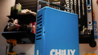 CHILLY滚塑便携式冷却器由冰和水驱动